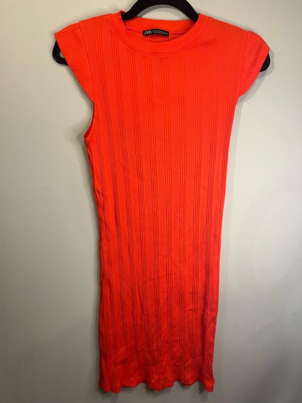 Zara Ribbed Cap-Sleeve Midi Dress in Bright Orange-Red